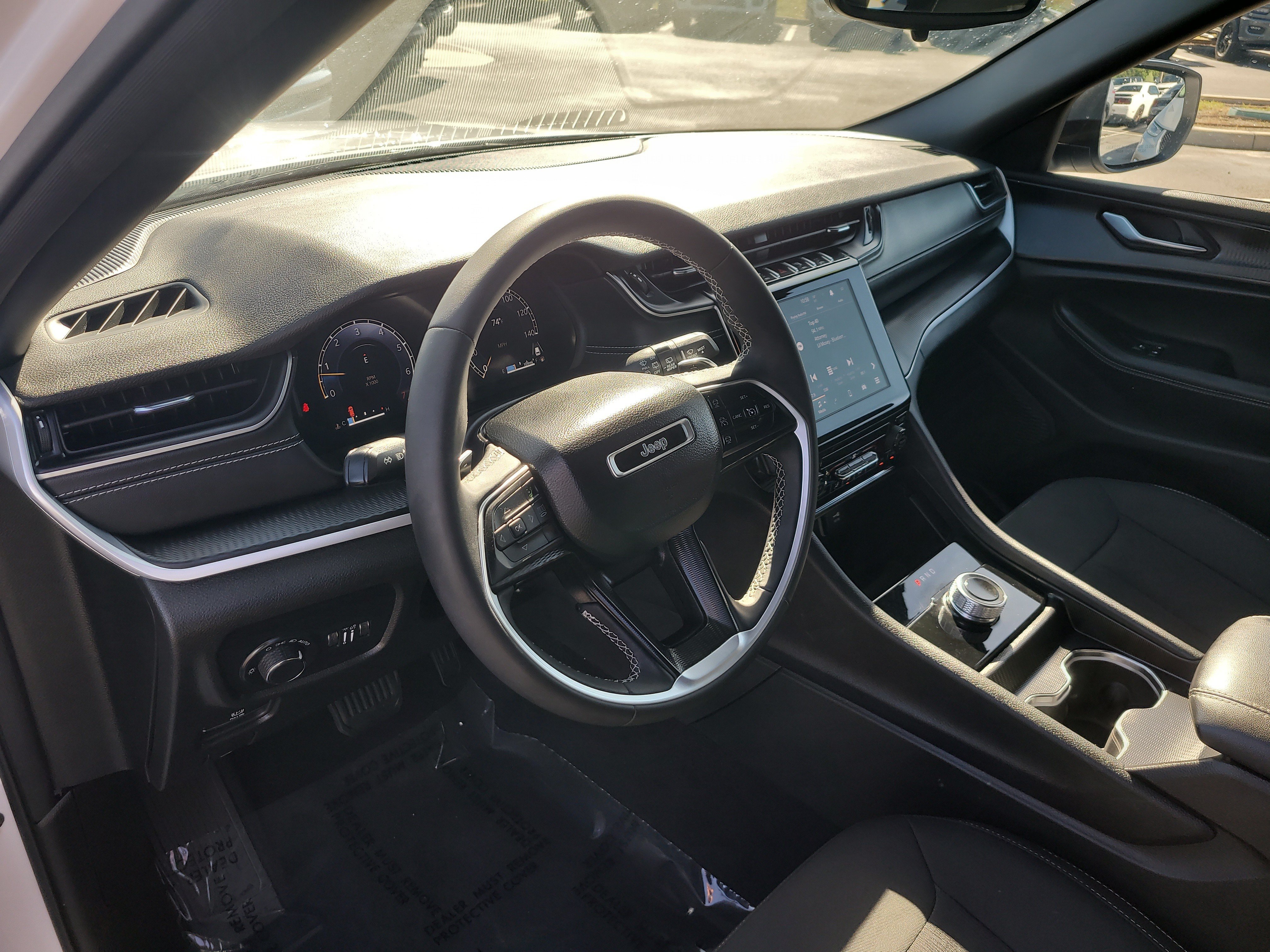Used 2024 Jeep Grand Cherokee Laredo AWD/4WD image 19