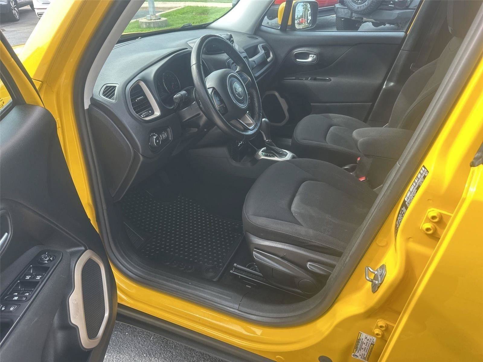 Used 2017 Jeep Renegade Latitude w/ Cold Weather Group FWD image 18