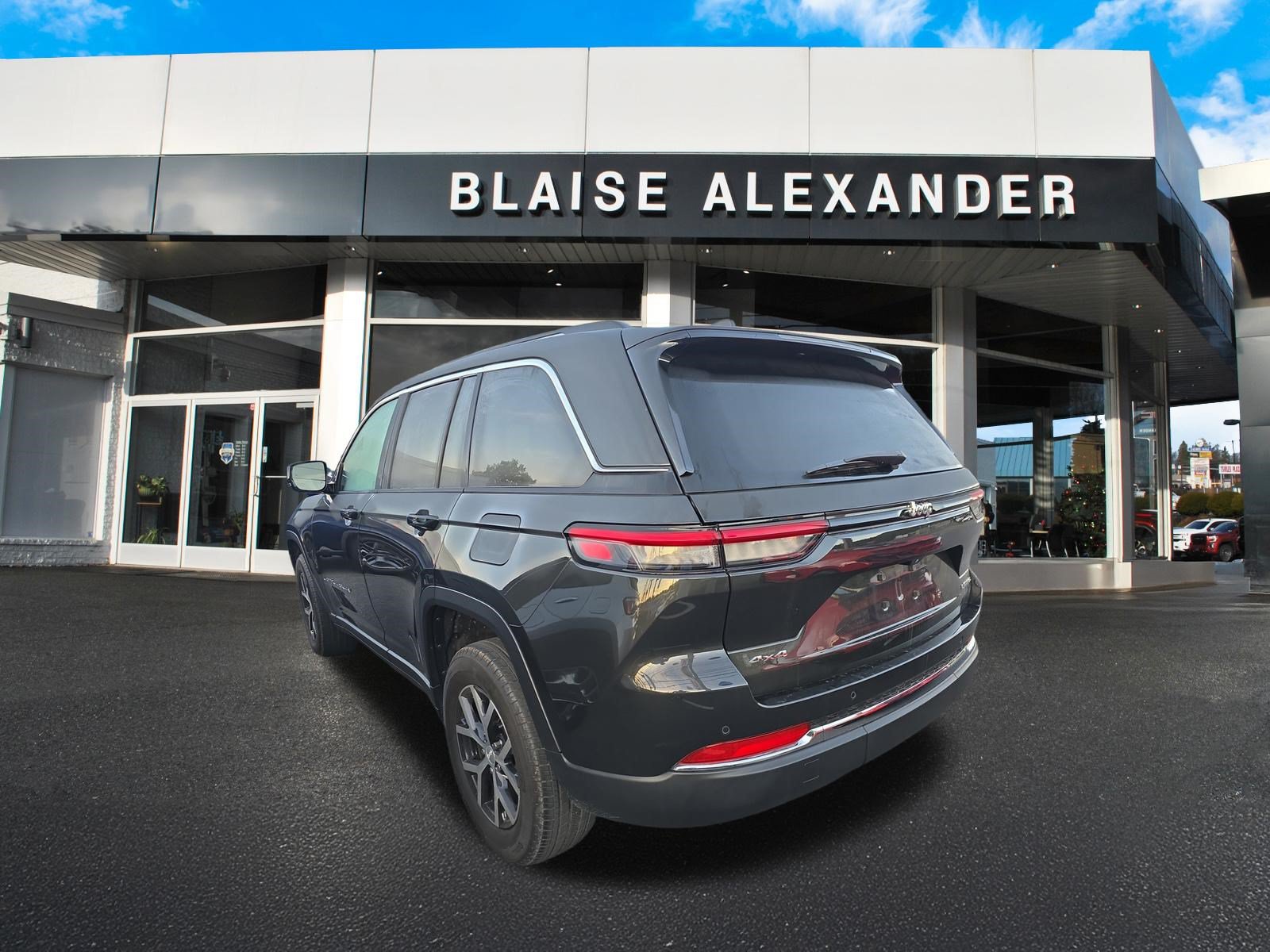 Used 2023 Jeep Grand Cherokee Limited AWD/4WD image 7