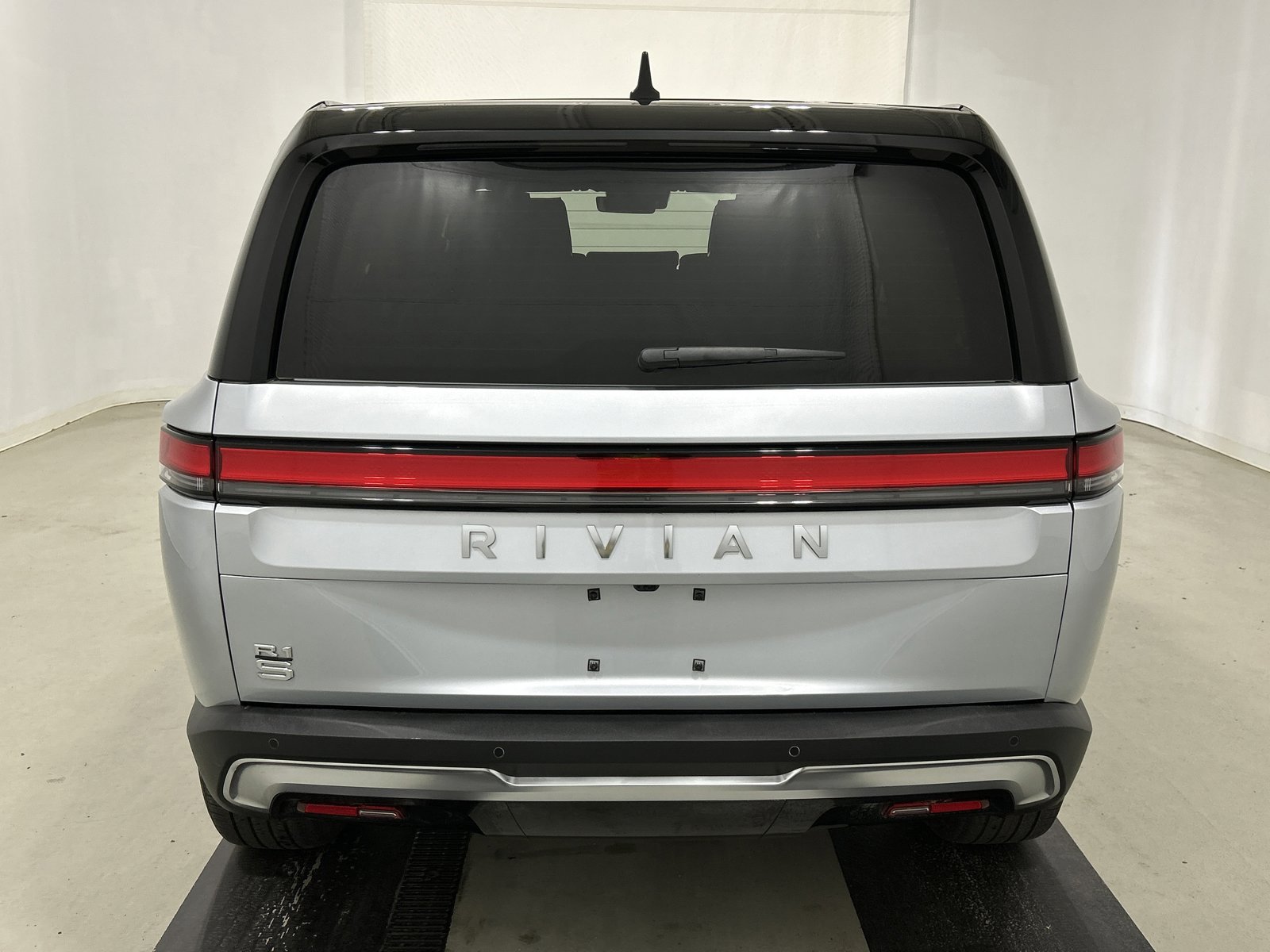 Used 2025 Rivian R1S Adventure AWD/4WD image 4