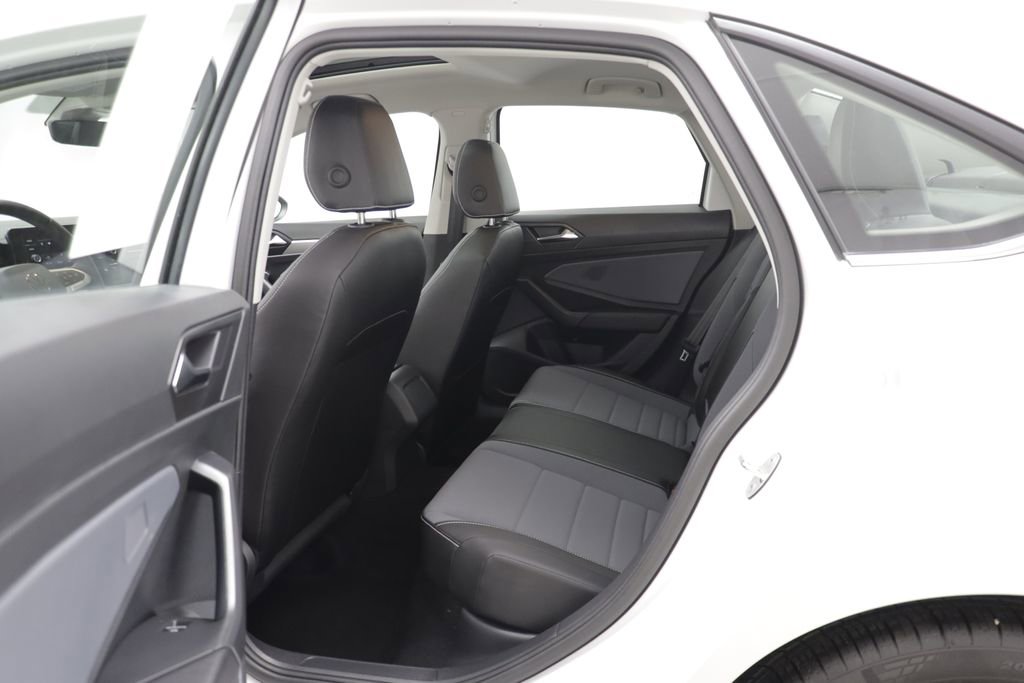 Used 2025 Volkswagen Jetta SE w/ Sunroof Package FWD image 13