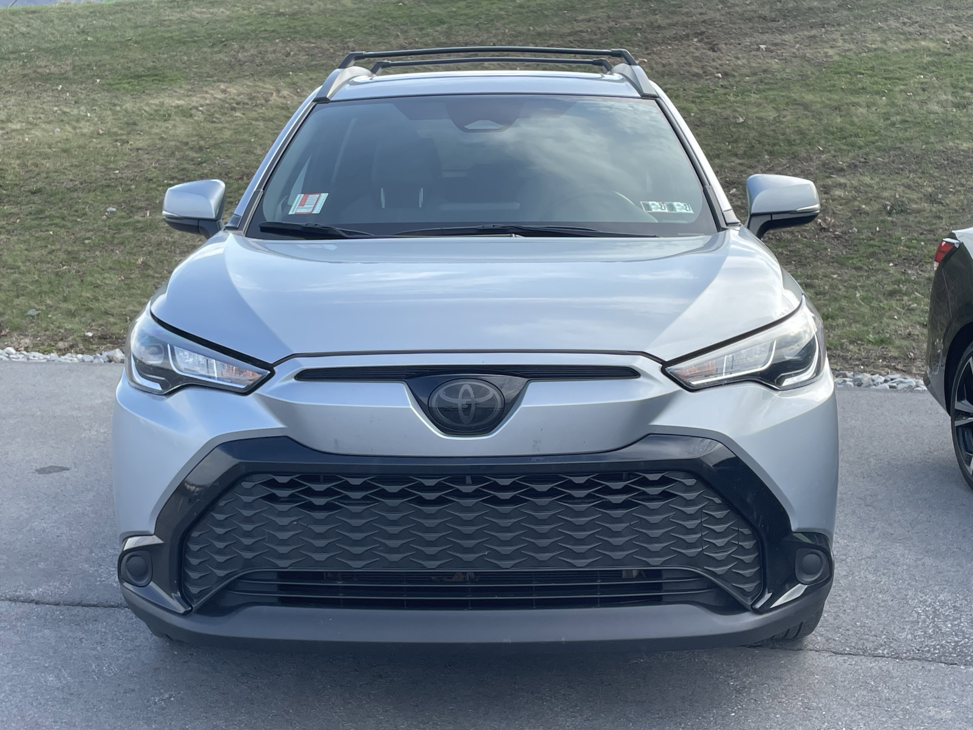 Used 2024 Toyota Corolla Cross SE w/ Moonroof Package image 3