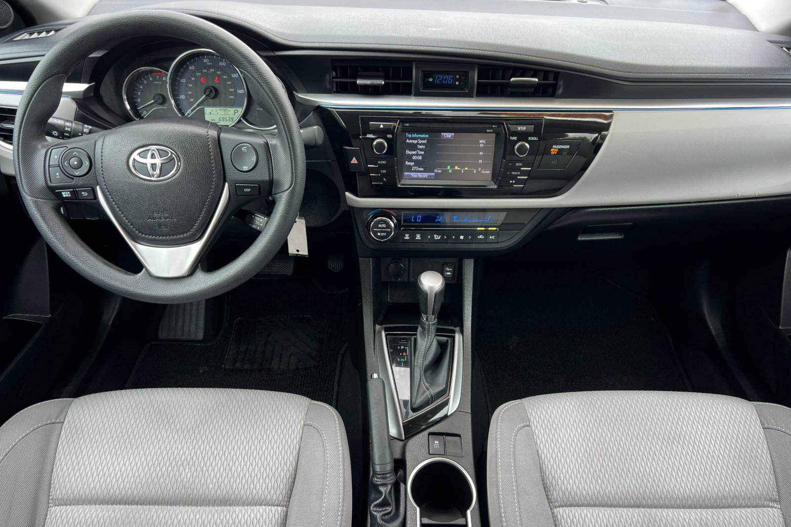 Used 2015 Toyota Corolla LE FWD image 13