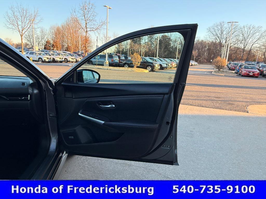 Used 2023 Nissan Sentra SR w/ SR Premium Package image 18