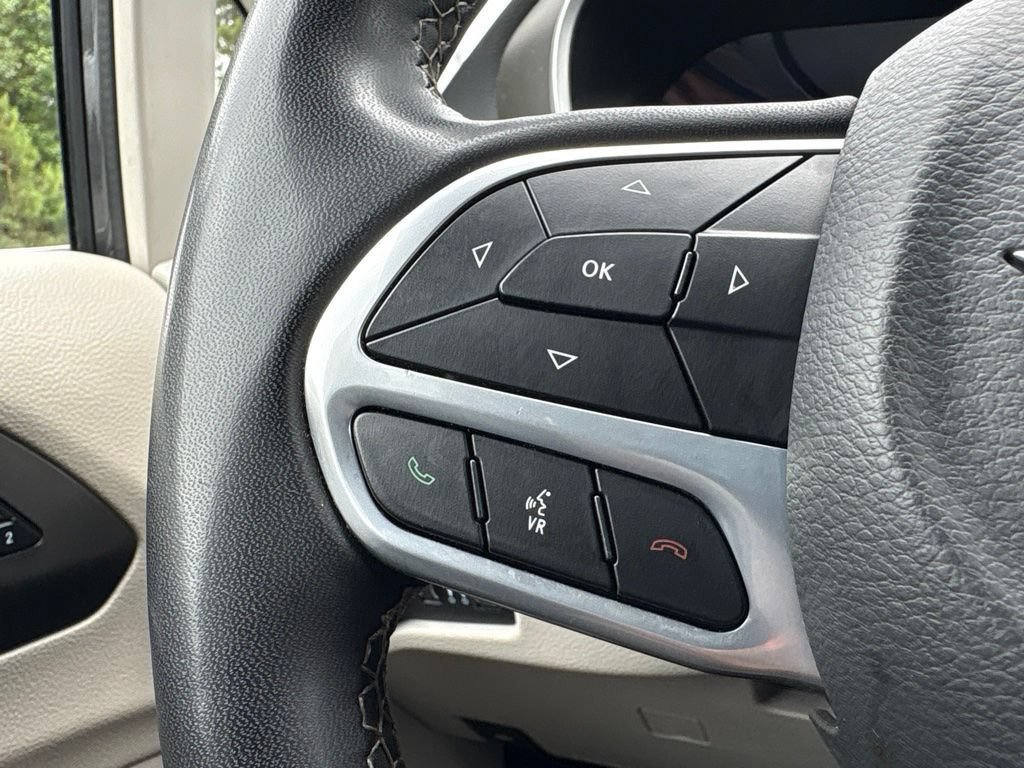 Used 2023 Chrysler Pacifica Touring-L FWD image 11