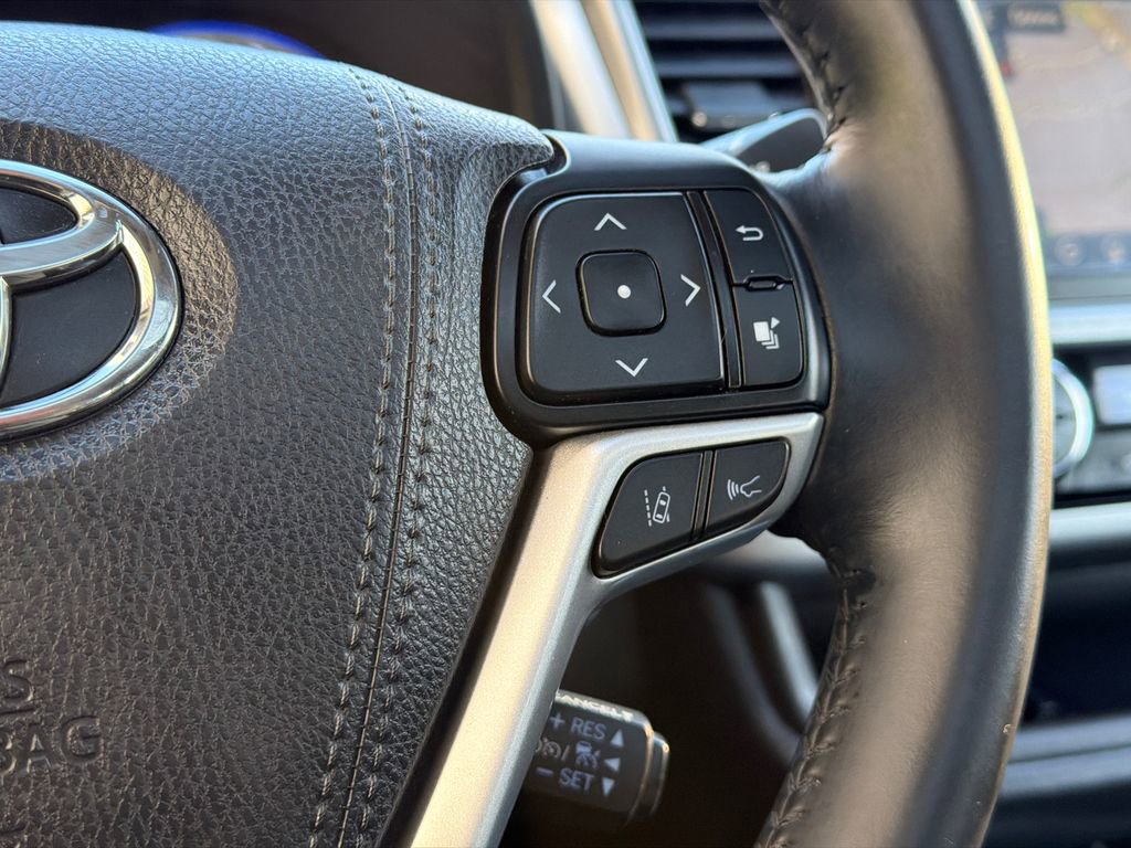 Used 2017 Toyota Highlander SE image 24