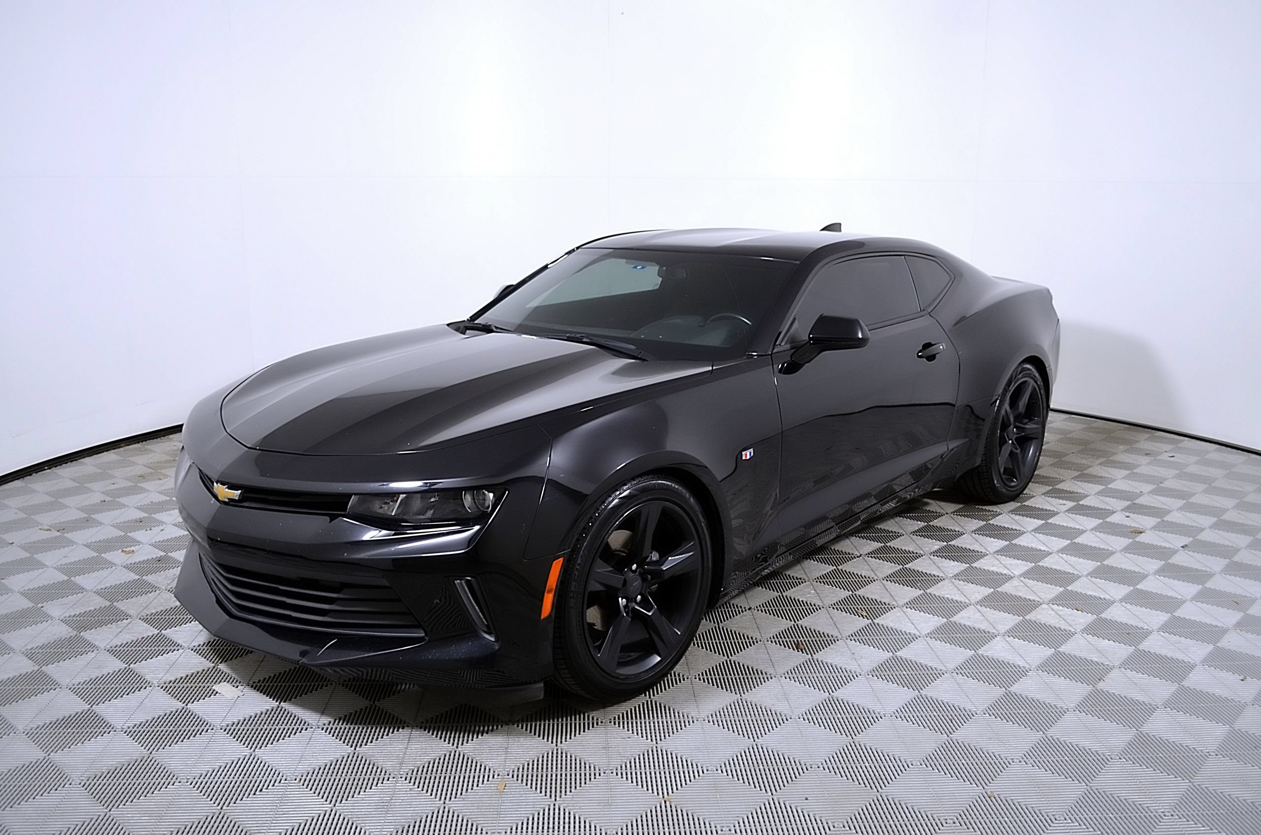 Used 2018 Chevrolet Camaro LT RWD image 3