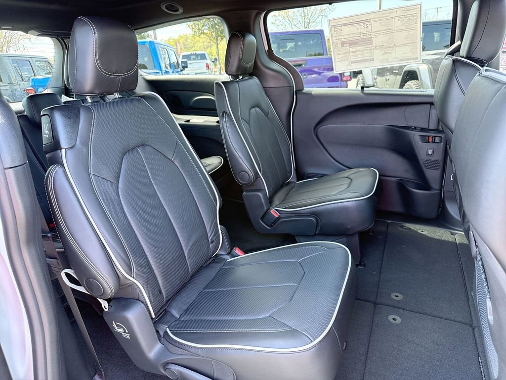 New 2026 Chrysler Pacifica Limited w/ Trailer Tow Group image 25