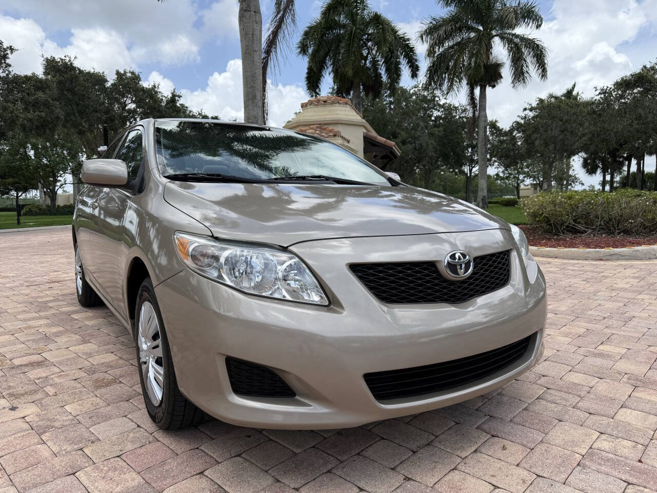 Used 2009 Toyota Corolla LE FWD image 1
