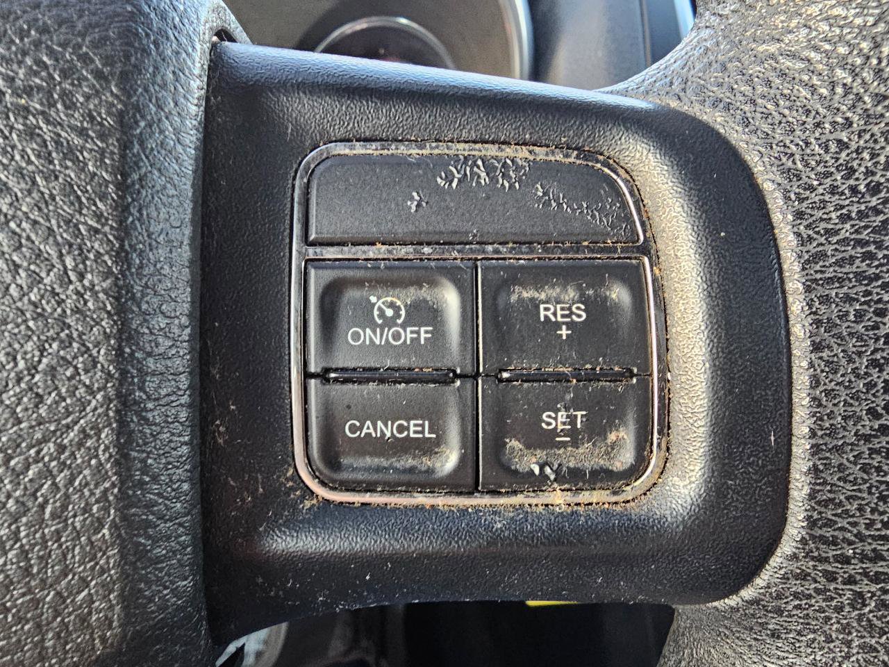 Used 2013 Dodge Avenger SE image 32