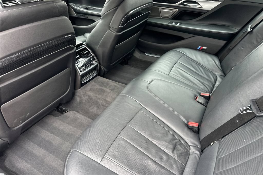 Used 2022 BMW 740i w/ M Sport Package RWD image 12