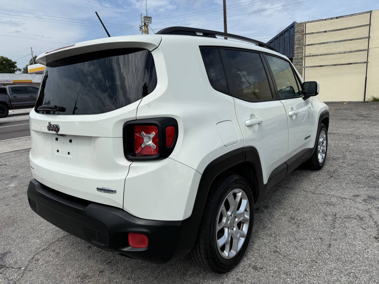 Used 2016 Jeep Renegade Latitude FWD image 7