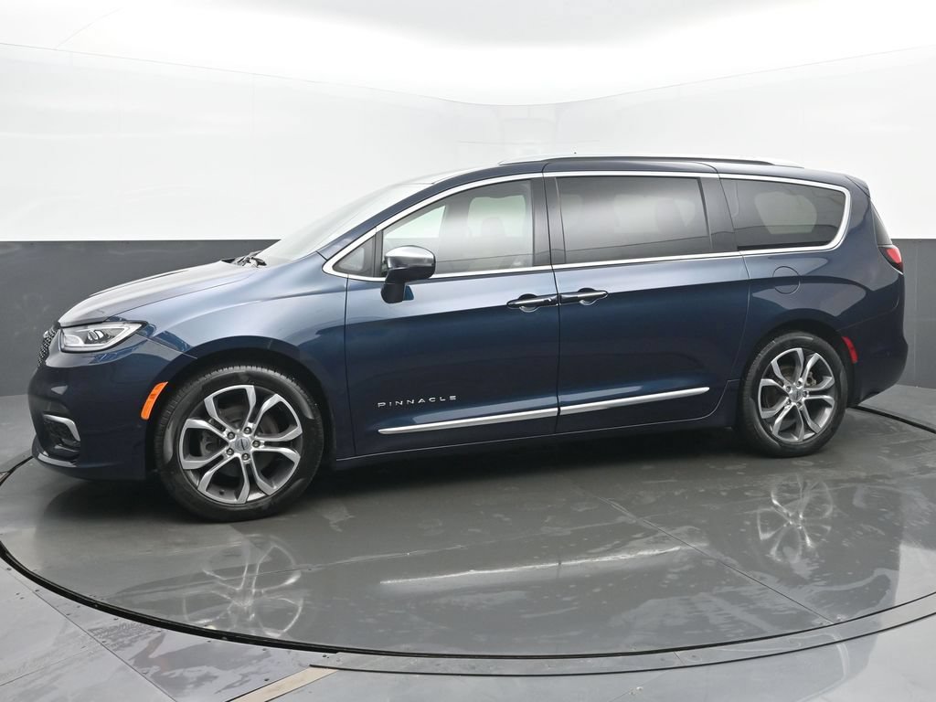 Used 2024 Chrysler Pacifica Pinnacle FWD image 2