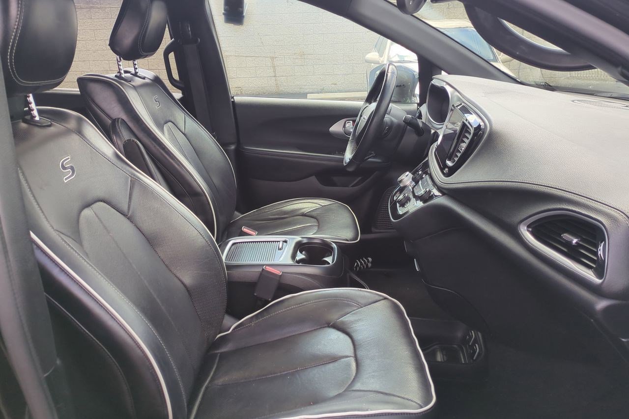 Used 2018 Chrysler Pacifica Limited image 26