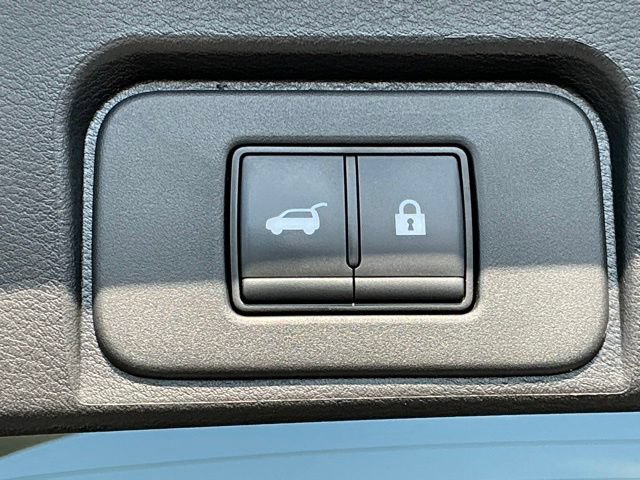 Used 2025 Nissan Rogue SV FWD image 19