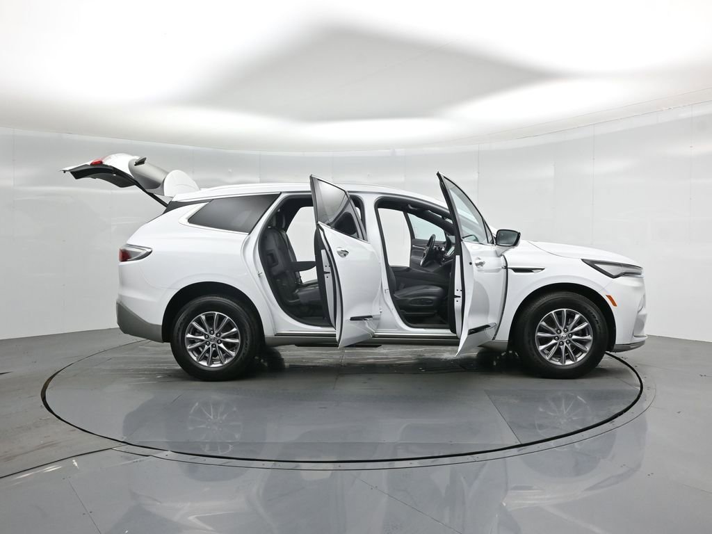 Used 2024 Buick Enclave Premium image 5