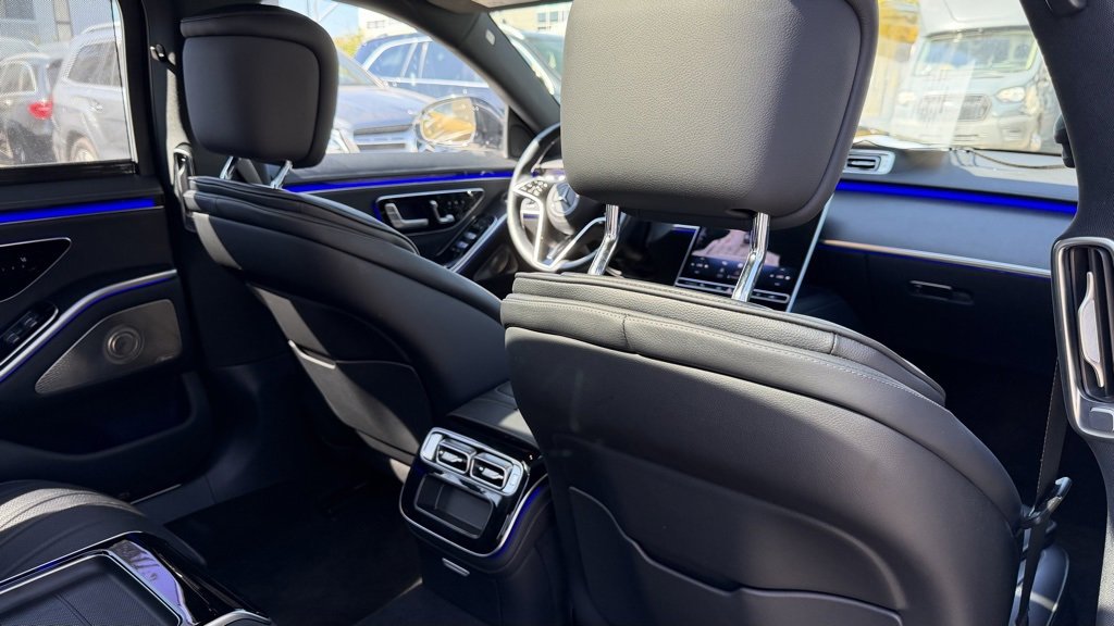 Used 2022 Mercedes-Benz S 580 4MATIC Sedan w/ AMG Line Package image 21