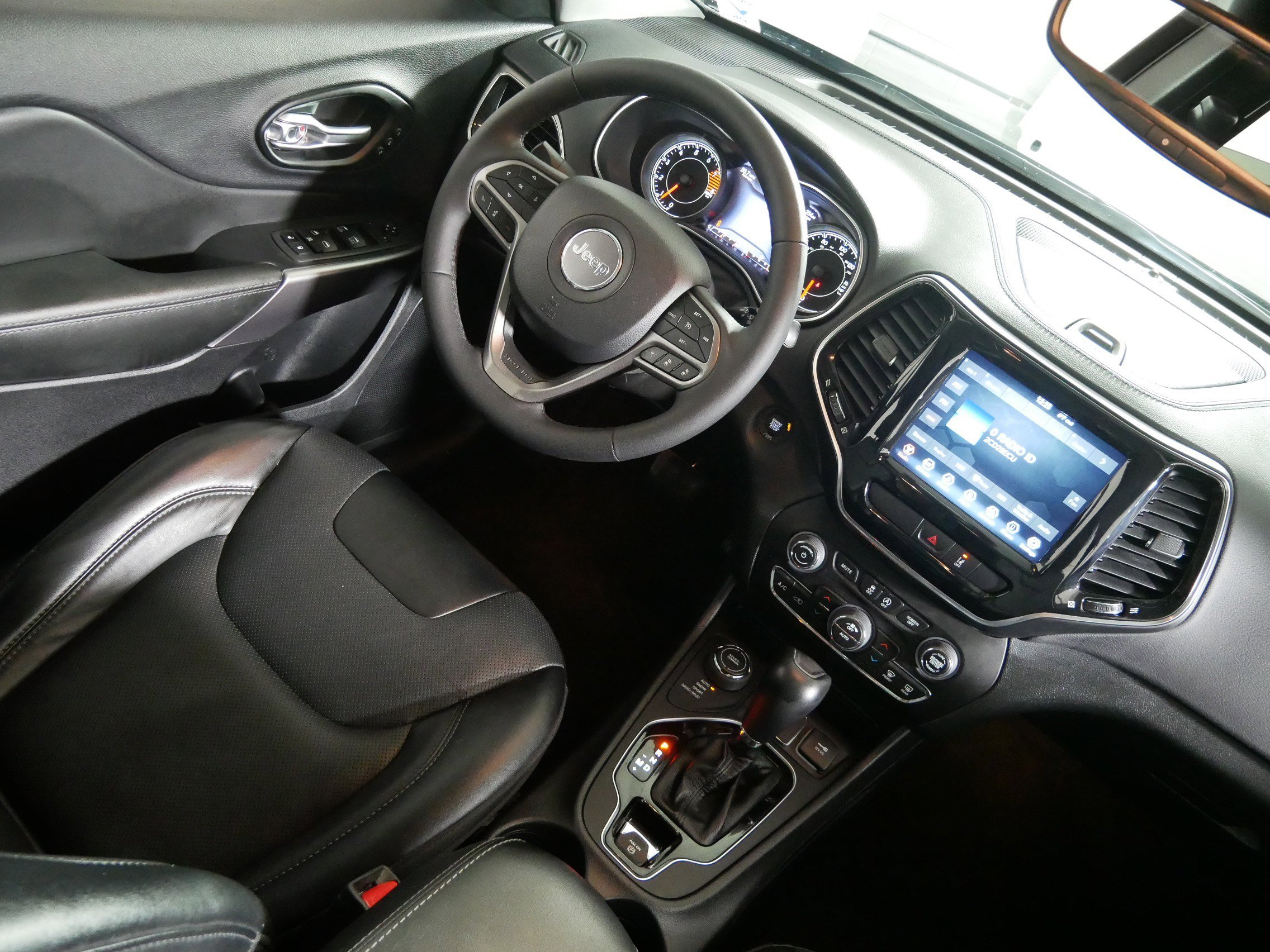 Used 2022 Jeep Cherokee Limited image 9