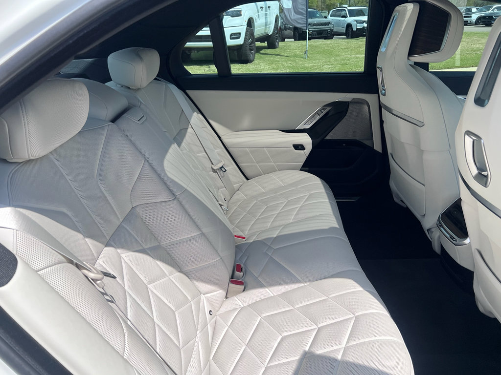 Used 2025 BMW 740i image 9