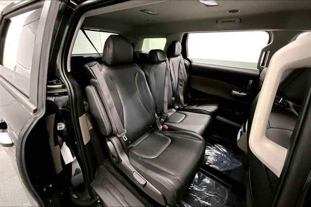 Used 2025 Kia Carnival FWD image 25