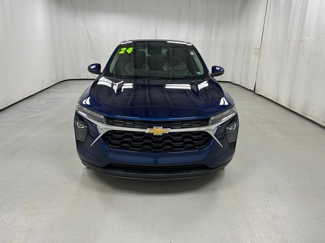 Used 2024 Chevrolet Trax LS w/ LS Convenience Package FWD image 3