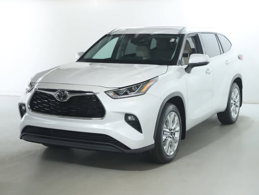 Used 2024 Toyota Highlander Limited AWD/4WD image 3