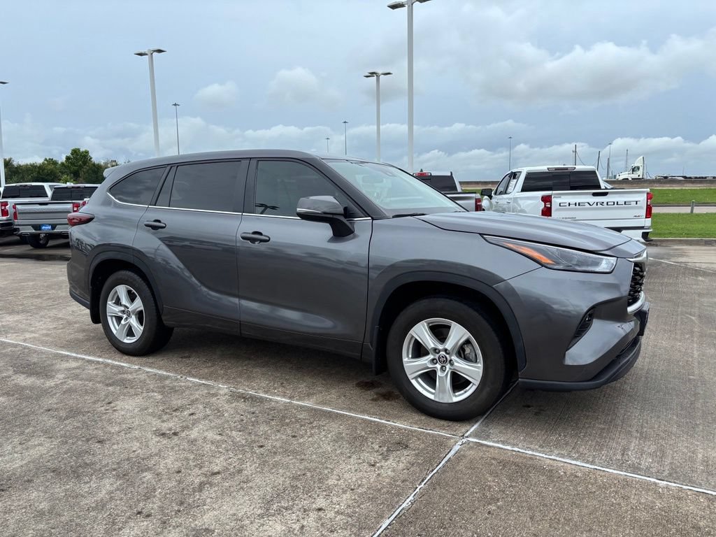 Used 2024 Toyota Highlander LE AWD/4WD image 7