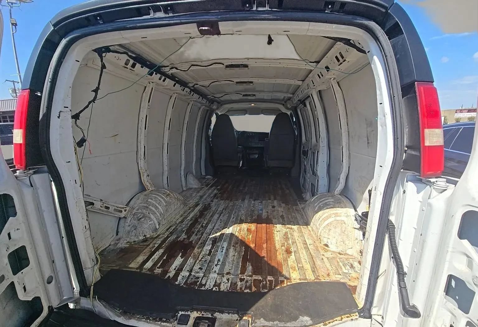 Used 2015 Chevrolet Express 2500 RWD image 17