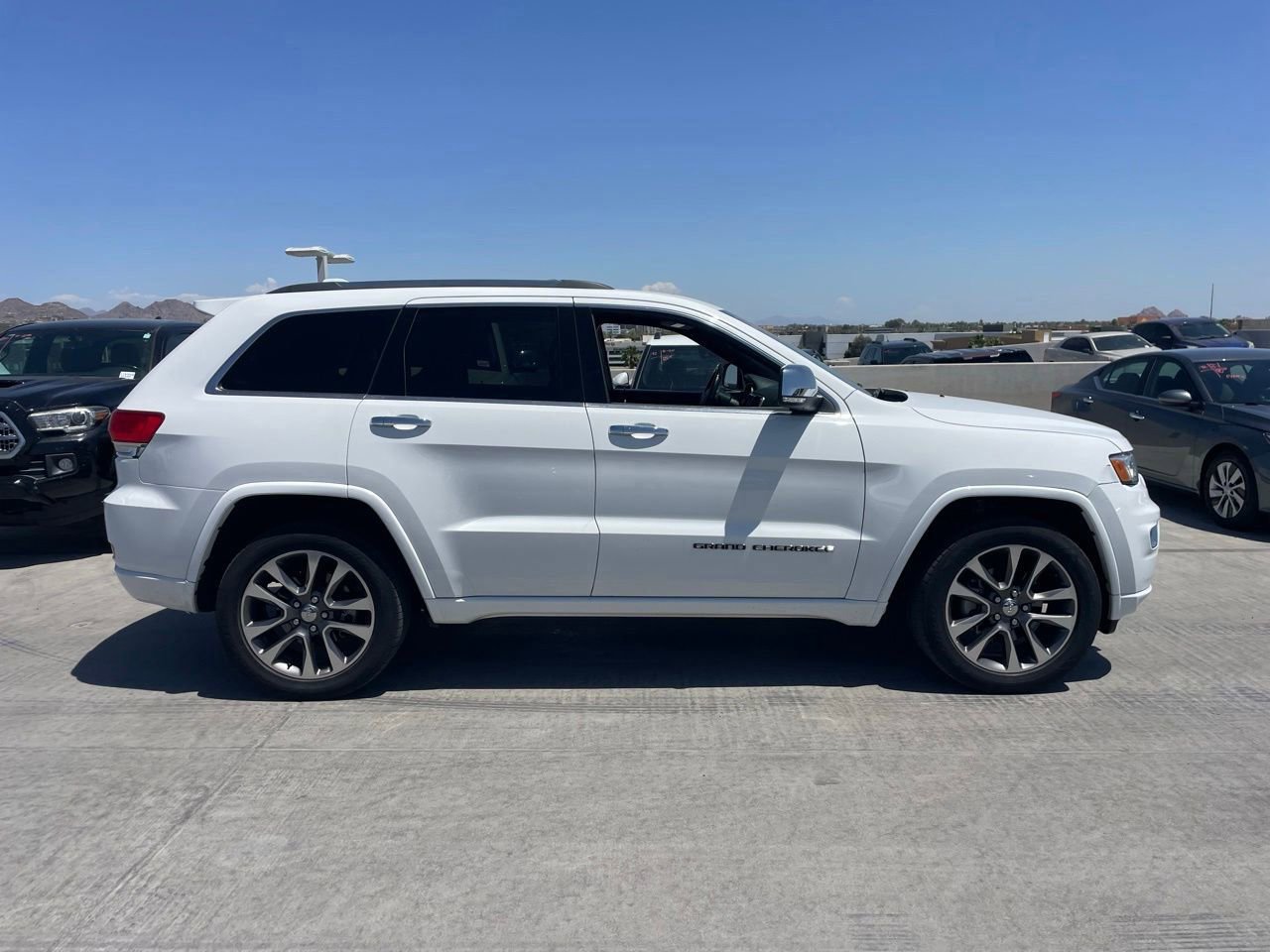 Used 2018 Jeep Grand Cherokee Overland AWD/4WD image 3