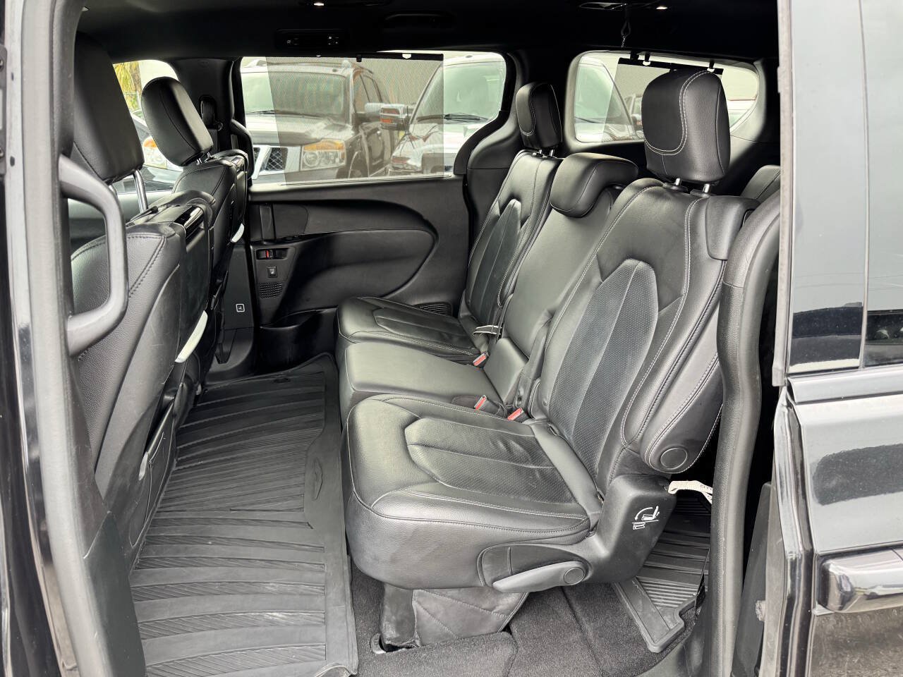 Used 2019 Chrysler Pacifica Touring-L Plus w/ Advanced Safetytec Group FWD image 14