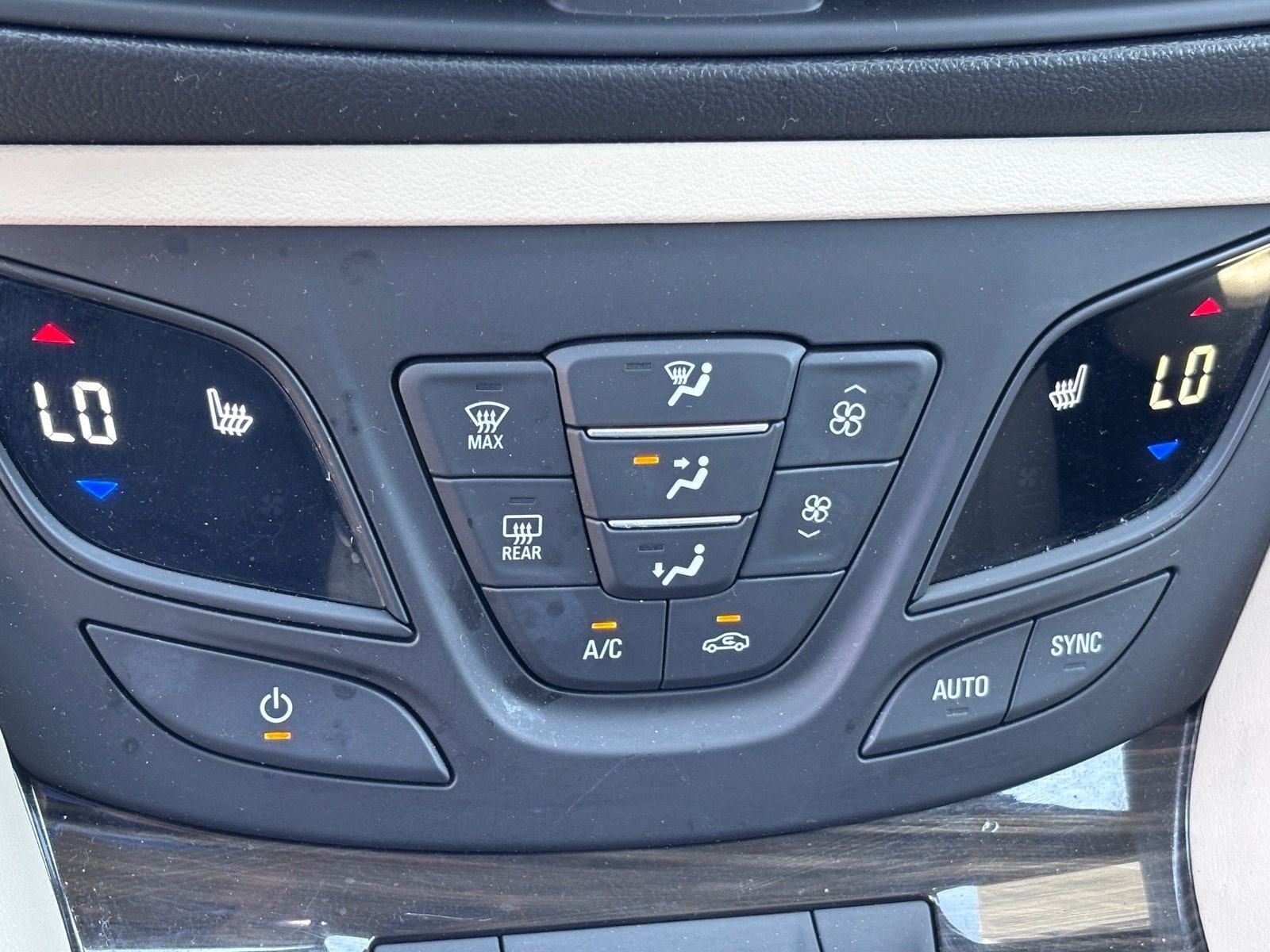 Used 2019 Buick Envision Essence FWD image 30