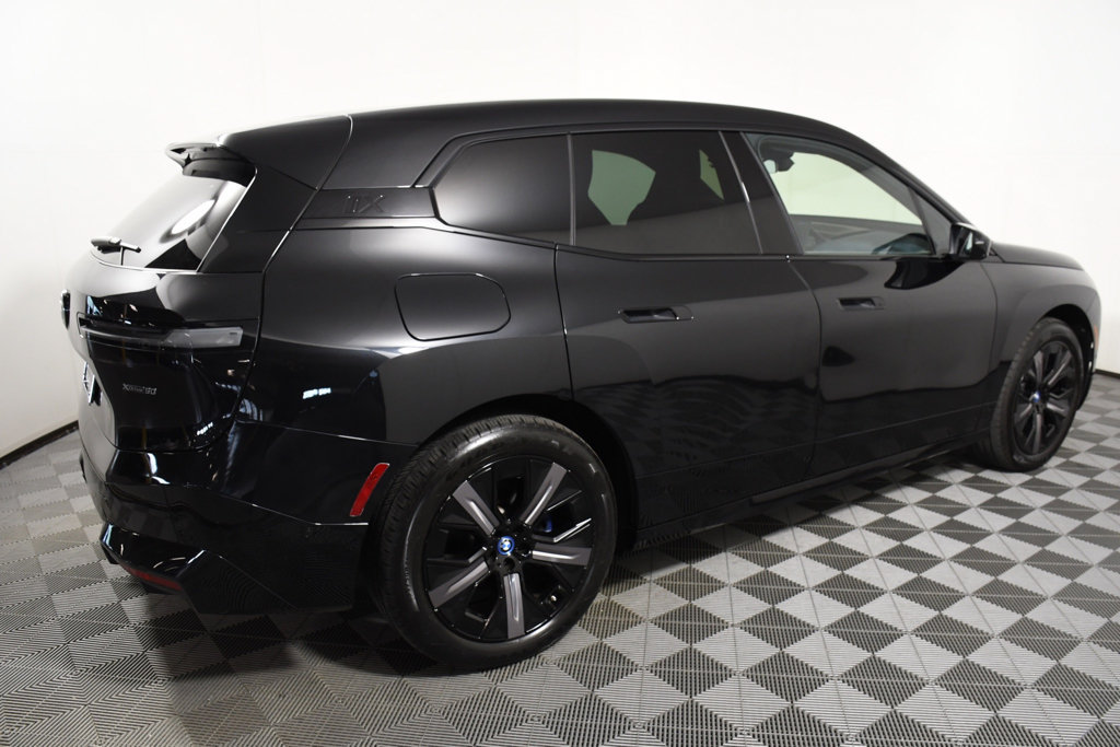 Used 2023 BMW iX xDrive50 w/ Sport Package AWD/4WD image 7