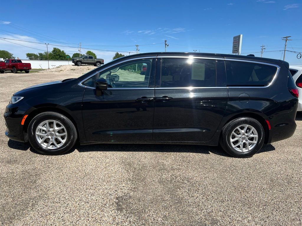 Used 2023 Chrysler Pacifica Touring-L FWD image 2