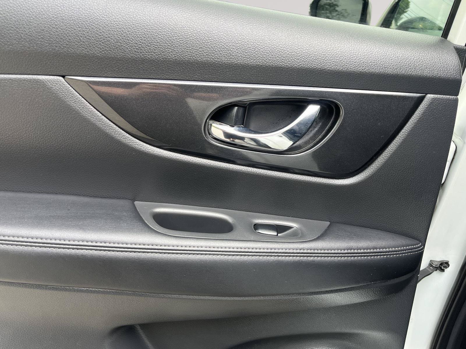 Used 2018 Nissan Rogue SV AWD/4WD image 12
