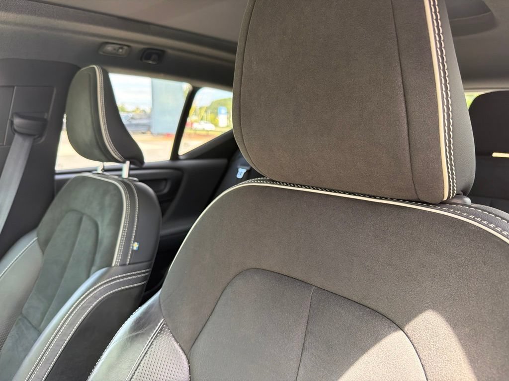 Used 2020 Volvo XC40 T4 R-Design FWD image 4