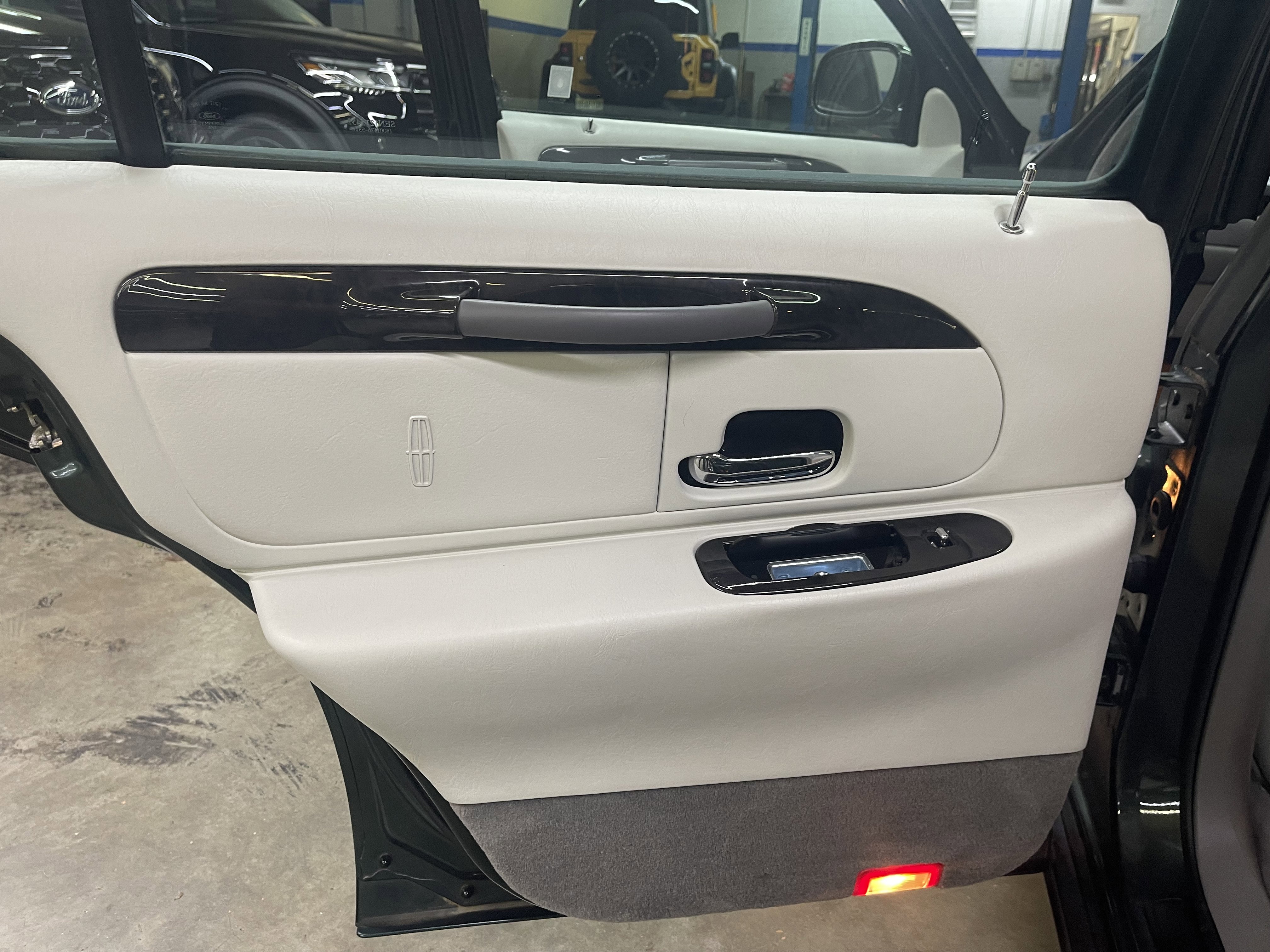 Used 1999 Lincoln Town Car Signature image 12