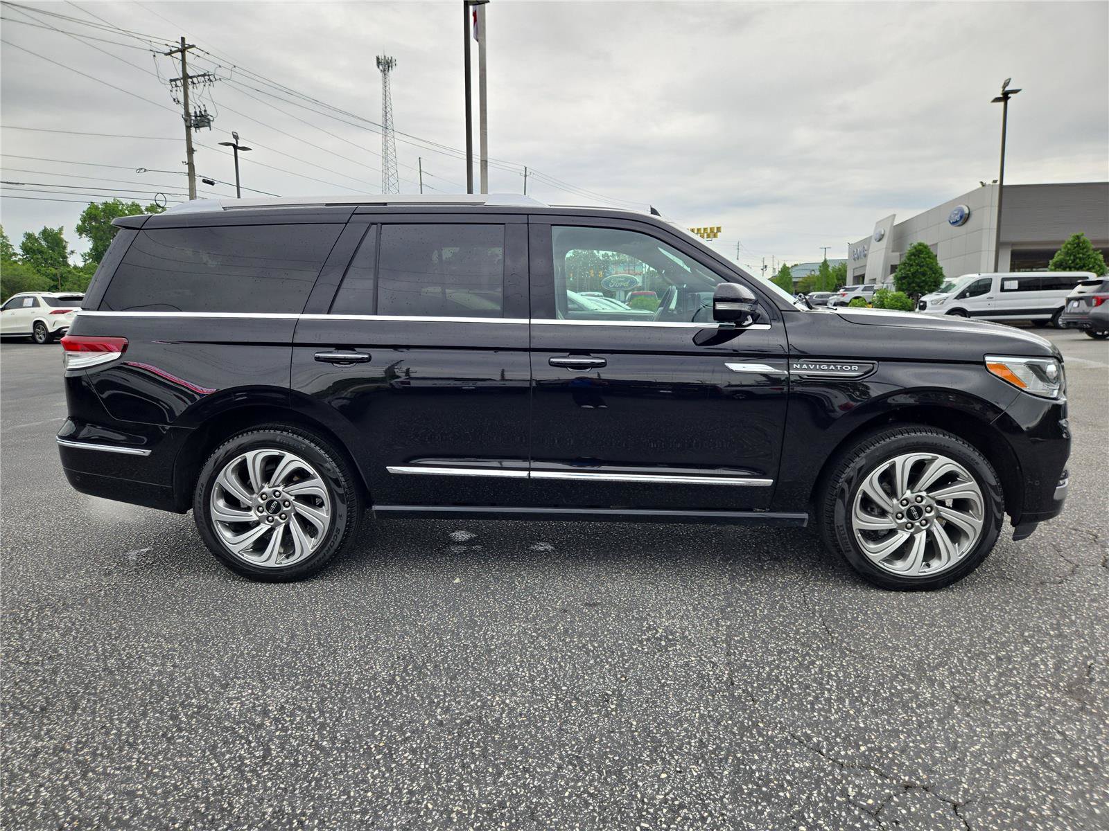 Used 2024 Lincoln Navigator Premiere AWD/4WD image 6