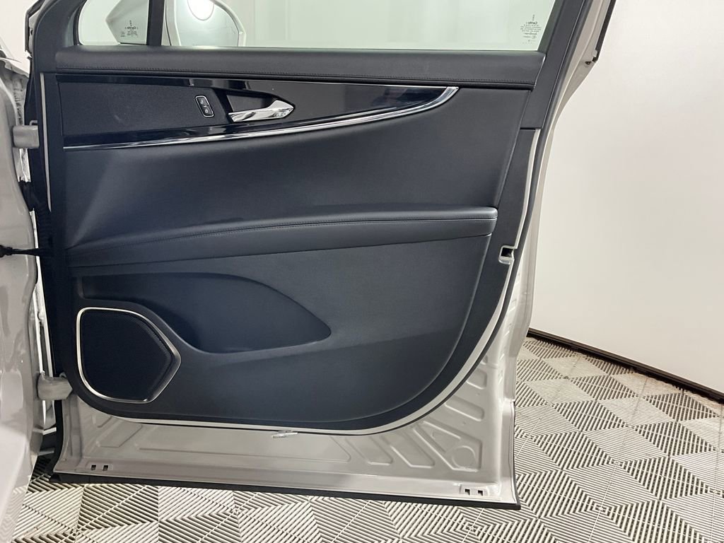 Used 2023 Lincoln Nautilus FWD image 21