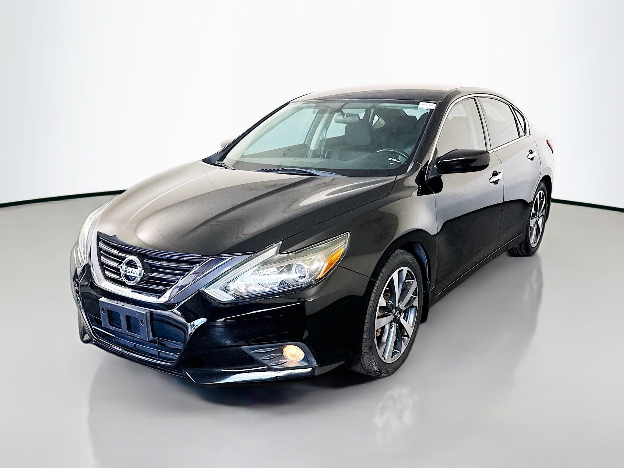 Used 2016 Nissan Altima 2.5 SR w/ Interior Lighting Package FWD image 4