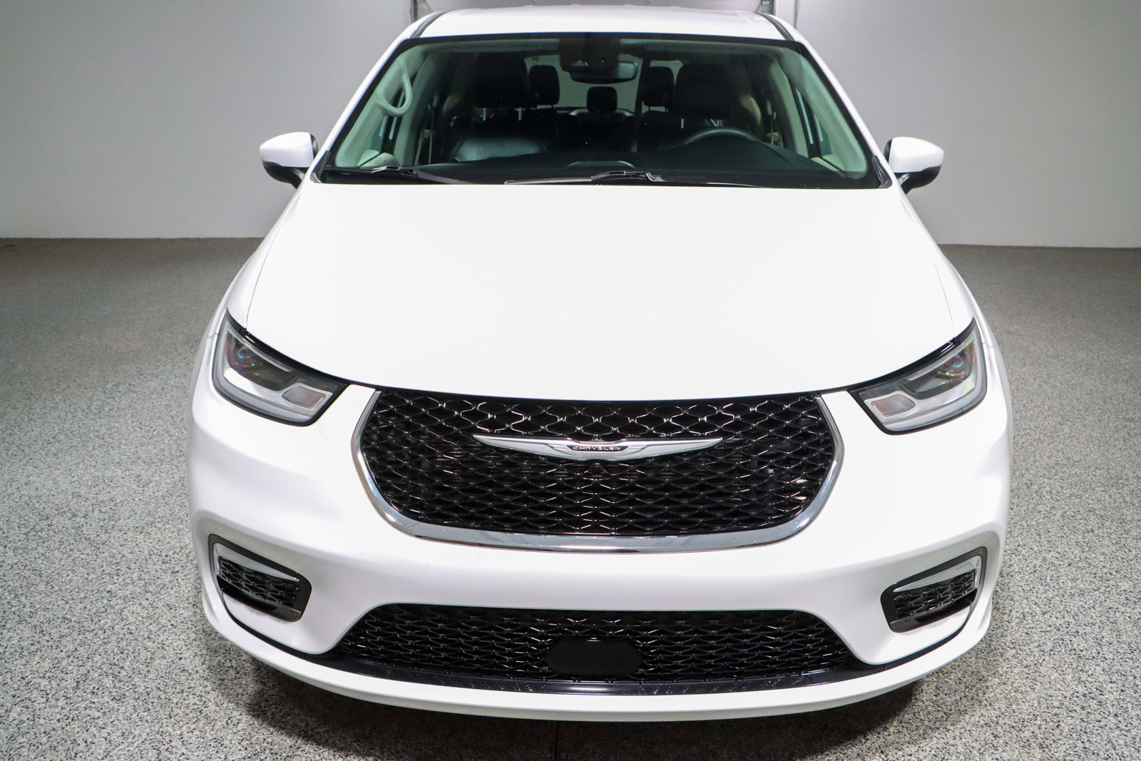 Used 2023 Chrysler Pacifica Touring-L image 4