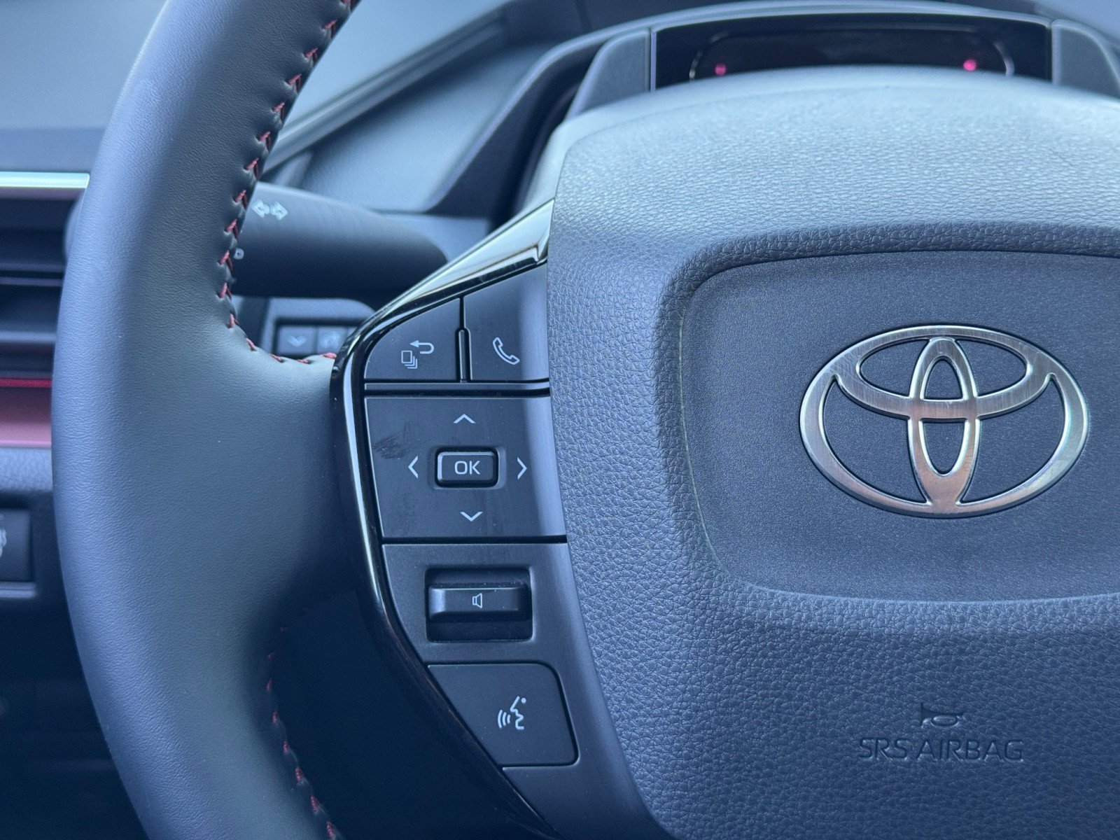 Used 2025 Toyota Prius Plug-In Hybrid XSE FWD image 19