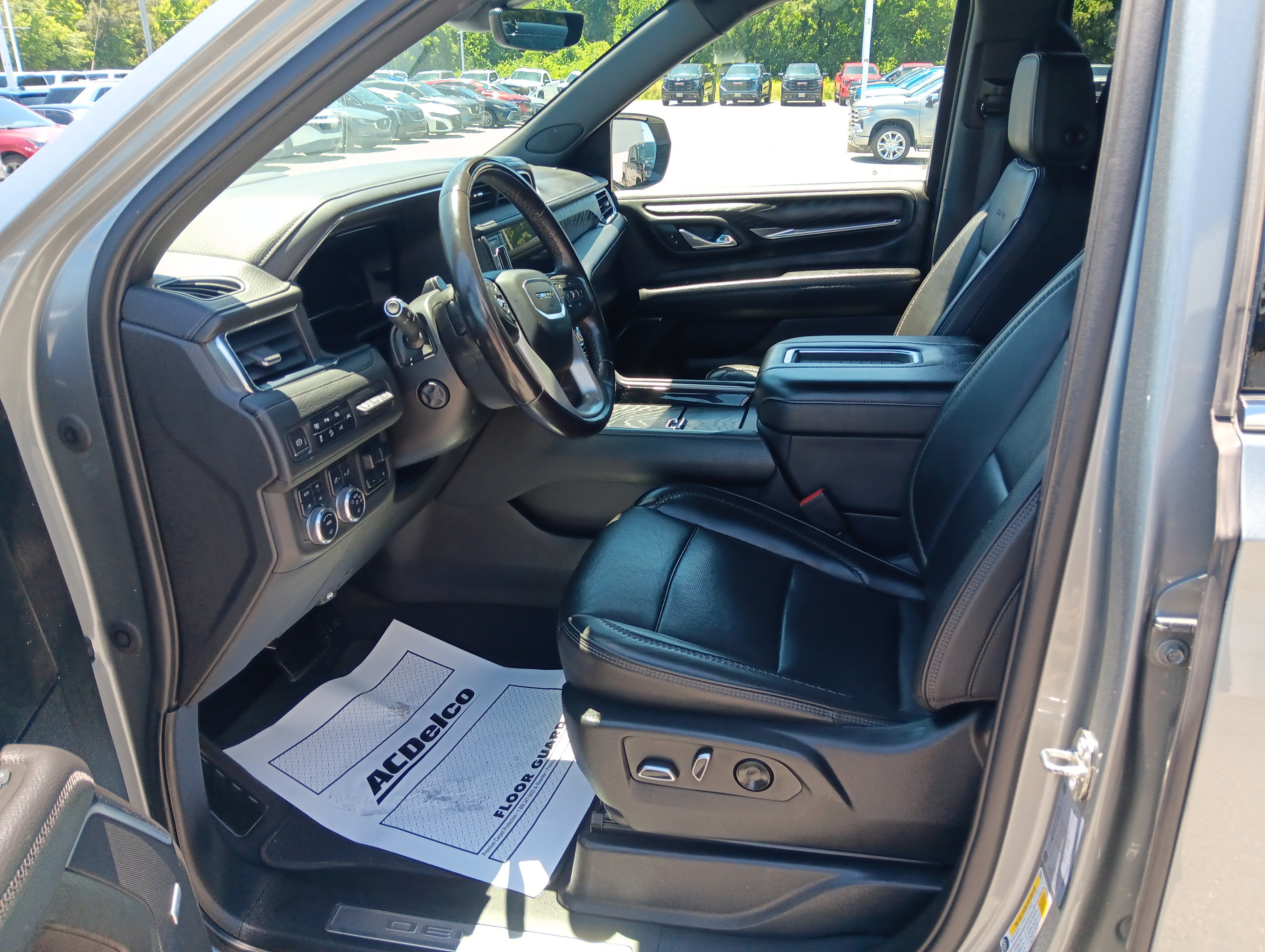 Used 2023 GMC Yukon XL Denali w/ Denali Reserve Package AWD/4WD image 10