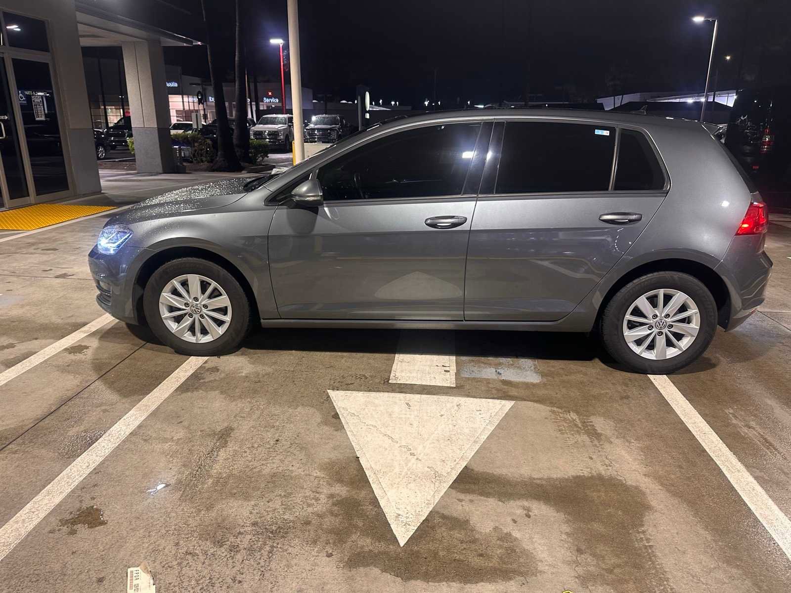 Used 2017 Volkswagen Golf SEL image 2