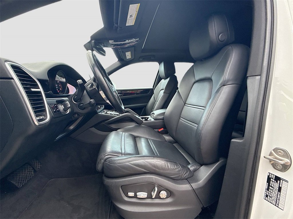 Used 2020 Porsche Cayenne Base w/ Premium Package image 23