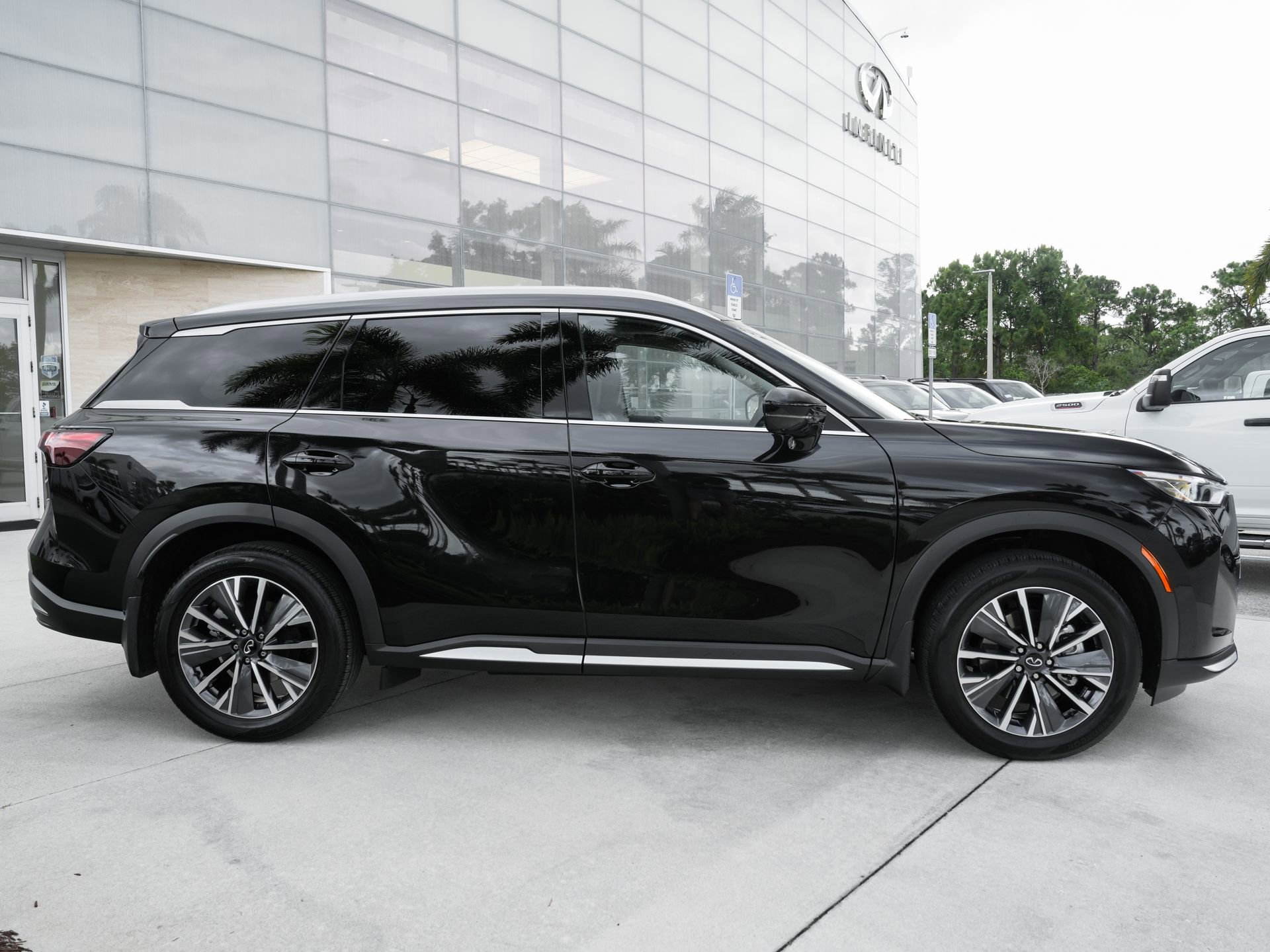 Certified 2026 INFINITI QX60 Luxe w/ Cargo Package FWD image 25