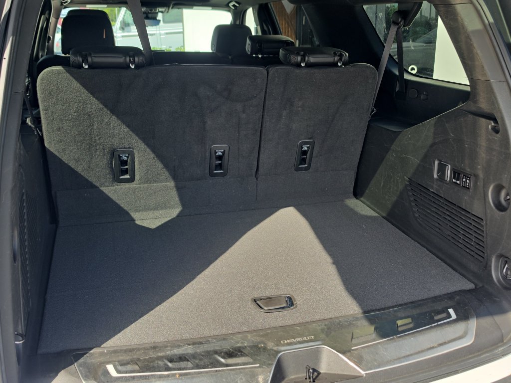 Used 2023 Chevrolet Suburban High Country w/ LPO, Illumination Package RWD image 5