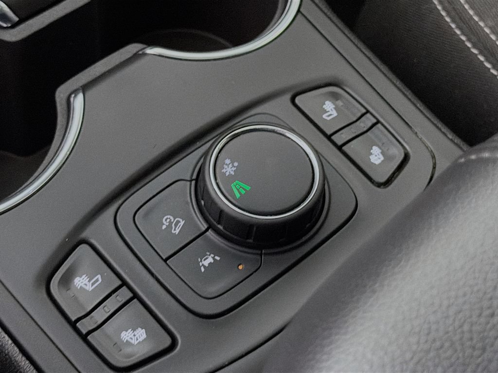 Used 2024 GMC Terrain SLE w/ Driver Convenience Package FWD image 23