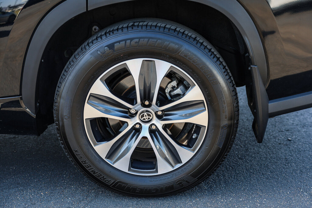 Used 2024 Toyota Highlander XLE FWD image 32