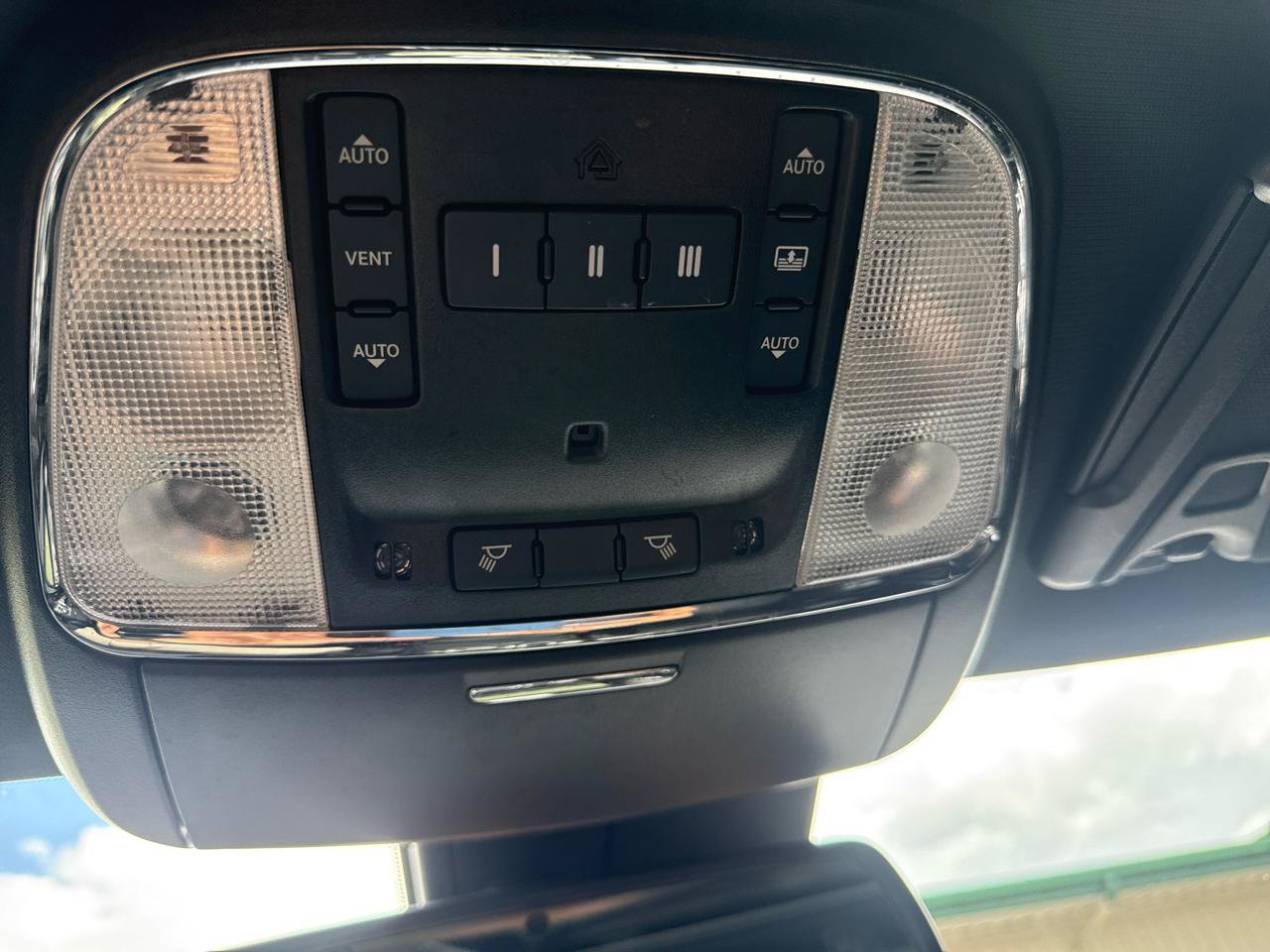 Used 2023 Chrysler 300 C RWD image 31