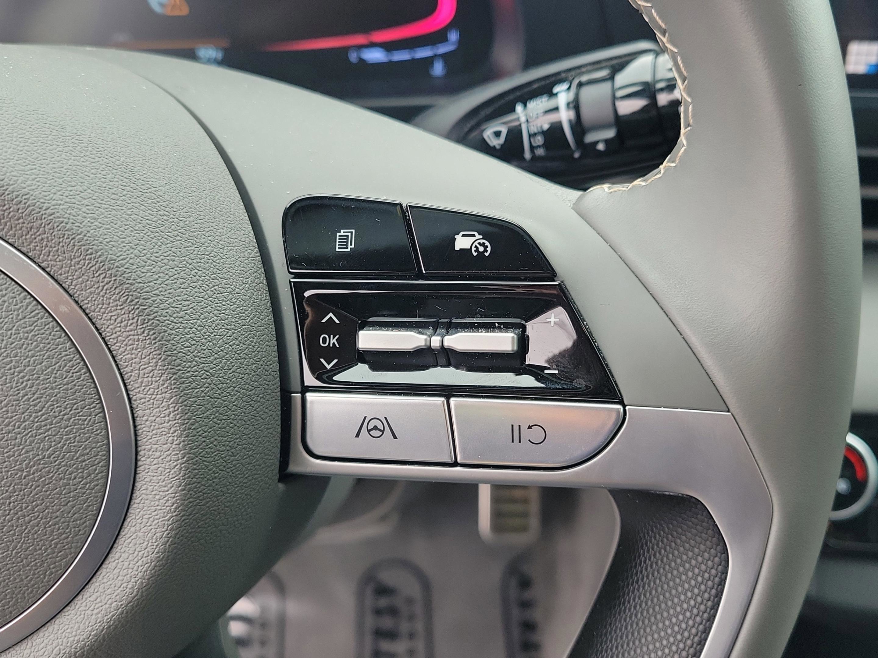 Certified 2025 Hyundai Elantra Sport image 23